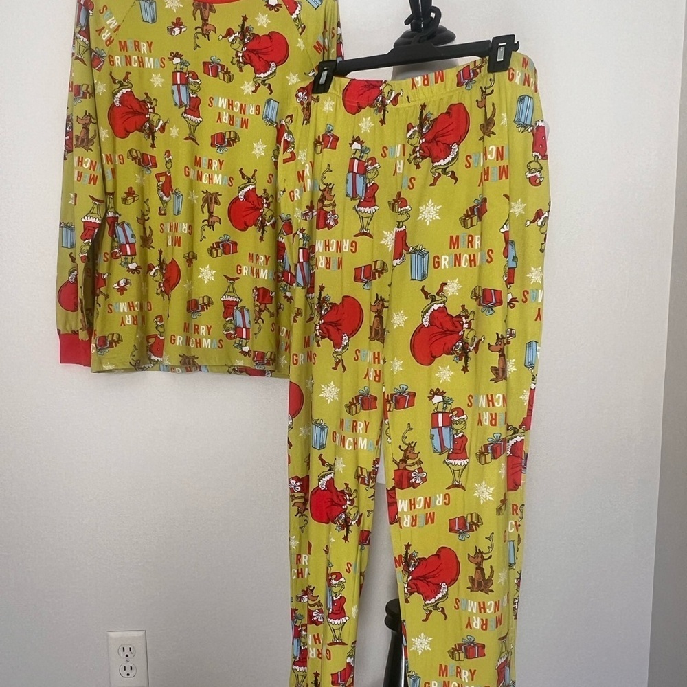 Adult (Unisex) Grinch Pajamas - Green and Red L (42-44)